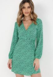 Zielona Sukienka Calliala. Zielone sukienki damskie Born2be, na imprezę, s, bez wzorów, z materiału, bez kołnierzyka, bez ramiączek, mini, kopertowe. Za 34.99 zł.