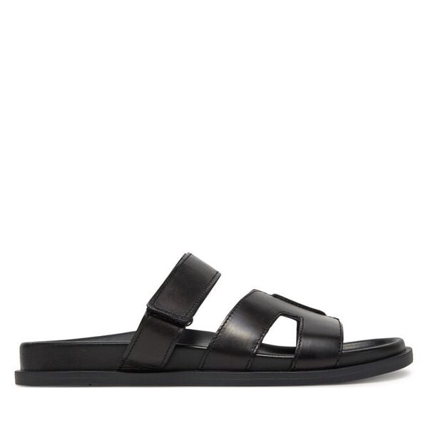 Klapki GINO ROSSI. Czarne klapki damskie Gino Rossi, bez wzorów, bez obcasa, bez zapięcia. Za 249.99 zł.