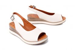 Artiker Relaks 56C2316, sandały damskie. Brązowe sandały damskie Artiker Relaks, bez wzorów, ze skóry, bez obcasa, na koturnie, bez zapięcia. Za 194.90 zł.