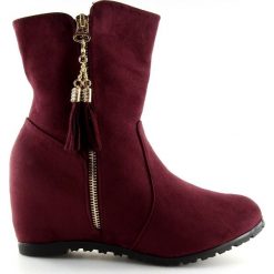 Czerwone Botki na koturnie bordowe AB02-36 Winered. Czerwone botki damskie ButyModne, bez wzorów, przed kolano, bez obcasa, na koturnie, bez zapięcia. W wyprzedaży za 99.00 zł.