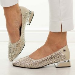 Beżowe ażurowe skórzane czółenka damskie Vinceza 99201. Brązowe czółenka damskie VINCEZA, na lato, w ażurowe wzory, z jeansu, eleganckie, bez obcasa, na obcasie, bez zapięcia. Za 249.00 zł.