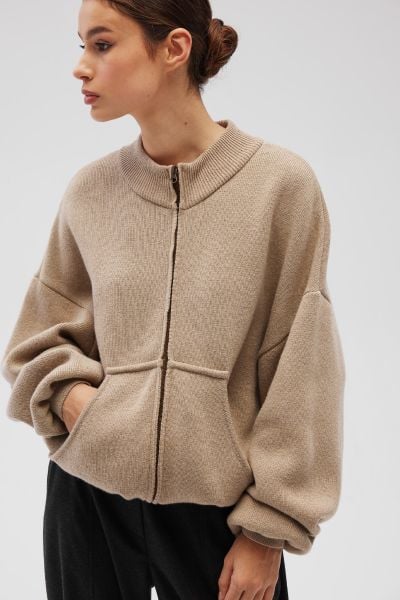 Sweter zapinany na zamek w kolorze BEIGE - TUMBLY. Brązowe swetry nierozpinane damskie Marsala, bez wzorów, z kaszmiru, bez kołnierzyka, bez ramiączek. Za 589.90 zł.