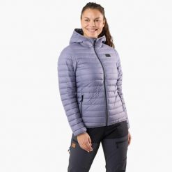 Kurtka outdoor hiking damska Swedemount Lofoten Hood Jacket wodoodporna. Czerwone kurtki sportowe damskie SWEDEMOUNT, bez wzorów, z puchu, bez ramiączek, bez kaptura, outdoorowe. W wyprzedaży za 449.99 zł.