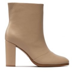 Botki Simple. Brązowe botki damskie SIMPLE, bez wzorów, bez obcasa, na słupku, bez zapięcia. Za 469.99 zł.
