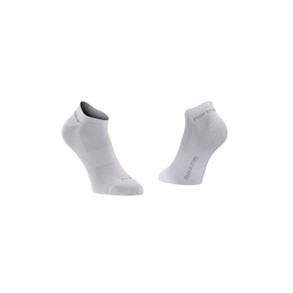 Skarpety rowerowe NORTHWAVE GHOST 2 białe. Białe skarpetki damskie Northwave, bez wzorów. Za 35.00 zł.