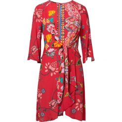 Desigual Glen Sukienka Czerwony. Czerwone sukienki damskie Desigual, bez wzorów, z materiału, bez kołnierzyka, bez ramiączek. Za 567.95 zł.