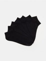 Bawełniane skarpetki 7 pack - czarny. Czarne skarpety męskie Sinsay, bez wzorów, z bawełny. Za 19.99 zł.