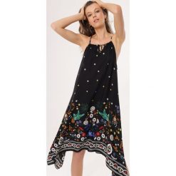 Czarna Sukienka Oath. Czarne sukienki damskie Born2be, na plażę, l, bez wzorów, eleganckie, bez kołnierzyka, bez ramiączek, midi, asymetryczne. Za 29.99 zł.