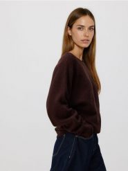 Sweter z domieszką wełny - ciemnobrązowy. Brązowe swetry nierozpinane damskie Reserved, l, bez wzorów, z dzianiny, bez kołnierzyka, bez ramiączek. Za 129.99 zł.