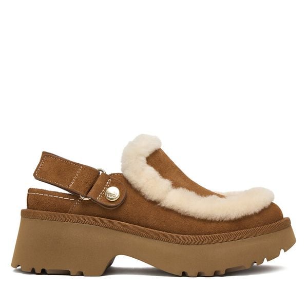 Klapki Ugg. Brązowe klapki damskie UGG, bez wzorów, bez obcasa, bez zapięcia. Za 759.99 zł.
