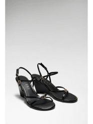 Guess Sandały 182988 Czarny. Czarne sandały damskie Guess, z aplikacjami, bez obcasa, na słupku, bez zapięcia. Za 494.99 zł.
