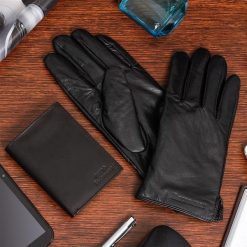 Zestaw męski skórzany portfel poziomy rękawiczki czarne Beltimore T90. Czarne portfele męskie bez wzorów. Za 99.90 zł.