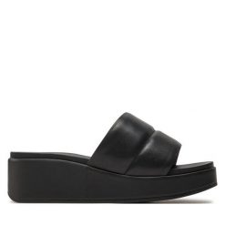 Klapki Camper. Czarne klapki damskie Camper, bez wzorów, bez obcasa, bez zapięcia. Za 399.99 zł.