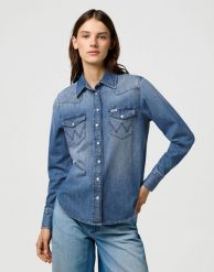 DAMSKA KOSZULA JEANSOWA WRANGLER HERITAGE SHIRT LIGHT HAND 112373227. Koszule damskie Wrangler, xs, bez wzorów, z jeansu, bez kołnierzyka, bez ramiączek. Za 169.99 zł.