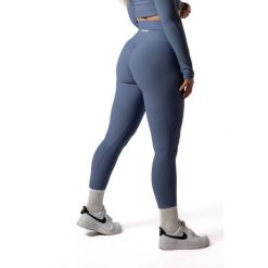 Damskie legginsy bezszwowe prążkowane z efektem scrunch – błękitny. Niebieskie legginsy damskie AESTHETIC WOLF, bez wzorów, z dzianiny. Za 119.99 zł.