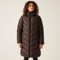 Andia II damska turystyczna pikowana kurtka. Brązowe kurtki sportowe damskie Regatta, bez wzorów, z puchu, bez ramiączek, bez kaptura, trekkingowe. W wyprzedaży za 365.20 zł.