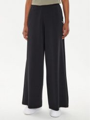 Guess Spodnie dresowe V4YB07 KCAY2 Czarny Relaxed Fit. Czarne spodnie dresowe damskie Guess, z aplikacjami, z dresówki. Za 259.99 zł.