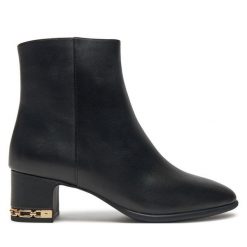 Botki MICHAEL Michael Kors. Czarne botki damskie MICHAEL Michael Kors, bez wzorów, bez obcasa, na słupku, bez zapięcia. Za 1,019.00 zł.