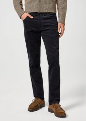 WRANGLER MĘSKIE SPODNIE SZTRUKSOWE GREENSBORO BLACK 112357406 W15Q013729. Czarne jeansy męskie Wrangler, z jeansu. Za 219.99 zł.