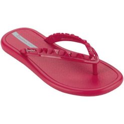 Klapki Ipanema Meu Sol Thon W 27130-AV464 czerwone. Czerwone klapki damskie z aplikacjami, z gumy, bez obcasa, na płaskiej podeszwie, bez zapięcia. Za 132.64 zł.