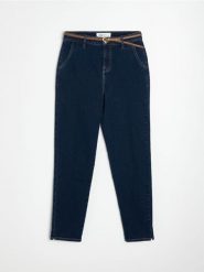Jeansy chino mom fit z paskiem z domieszką wiskozy - niebieski. Niebieskie jeansy damskie Sinsay, bez wzorów, z denimu. Za 59.99 zł.