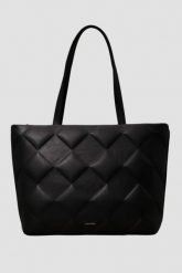 CALVIN KLEIN Czarna shopperka damska w tłoczone romby. Czarne shopperki damskie Calvin Klein, bez wzorów, ze skóry ekologicznej, duże, z tłoczeniem, bez dodatków. W wyprzedaży za 479.99 zł.