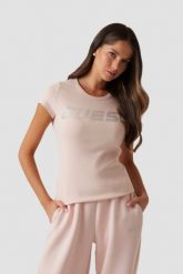 GUESS Różowy t-shirt damski Kiara. Czerwone t-shirty damskie Guess, s, z aplikacjami, bez kołnierzyka, bez ramiączek. W wyprzedaży za 99.99 zł.