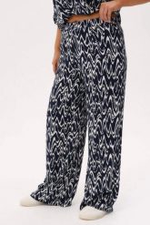 Spodnie "echo granatu" z kompletu Riva - wakacyjny styl, wygoda i lekkość PLUS SIZE XXL OVERSIZE. Spodnie materiałowe damskie Moda Size Plus Iwanek, na lato, bez wzorów, z jeansu, biznesowe, z podwyższonym stanem, plus size, krótkie. Za 219.90 zł.