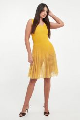 Sukienka z ażurowej dzianiny ELISABETTA FRANCHI. Sukienki damskie Elisabetta Franchi, w ażurowe wzory, z dzianiny, bez kołnierzyka, bez ramiączek. Za 1,659.00 zł.