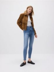 Jeansy push up slim long leg - niebieski. Niebieskie jeansy damskie Reserved, bez wzorów, z bawełny, z podwyższonym stanem. W wyprzedaży za 79.99 zł.