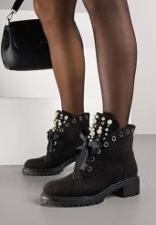 Czarne Botki z Imitacji Zamszu z Językiem Ozdobionym Perełkami i Cyrkoniami Jovirra. Czarne botki damskie Born2be, z aplikacjami, z jeansu, eleganckie, bez obcasa, na płaskiej podeszwie, bez zapięcia. Za 99.99 zł.