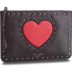 Torebka MY TWIN - Pochette RA8TFD Bic.Nero/Papavero 02773. Czarne torebki do ręki damskie My Twin, bez wzorów, ze skóry ekologicznej, bez dodatków. W wyprzedaży za 279.00 zł.