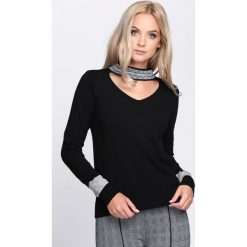 Czarny Sweter Striking Up. Czarne swetry nierozpinane damskie Born2be, l, bez wzorów, z koronki, bez kołnierzyka, bez ramiączek. Za 29.99 zł.