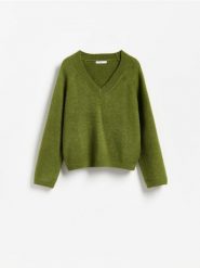 Sweter z raglanowym rękawem - oliwkowy. Zielone swetry nierozpinane damskie Reserved, l, bez wzorów, z dzianiny, bez kołnierzyka, bez ramiączek. Za 119.99 zł.