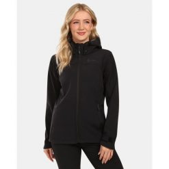 Damska kurtka softshell Kilpi RAVIA-W. Czarne kurtki sportowe damskie Kilpi, bez wzorów, z softshellu, bez ramiączek, bez kaptura, trekkingowe. Za 473.69 zł.