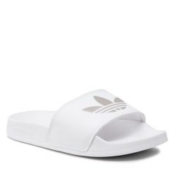 Klapki adidas. Białe klapki damskie Adidas, bez wzorów, sportowe, bez obcasa, bez zapięcia. Za 139.99 zł.