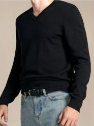 Sweter z dekoltem w serek - czarny. Czarne swetry męskie Sinsay, l, bez wzorów, bez kołnierzyka, bez ramiączek. Za 39.99 zł.