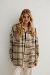 Koszula wierzchnia typu oversize BEŻOWA w KRATĘ - RENO-UNI. Brązowe koszule damskie Marsala, m, bez wzorów, z bawełny, klasyczne, bez kołnierzyka, bez ramiączek. Za 499.90 zł.