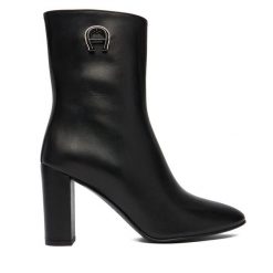 Botki Aigner. Czarne botki damskie Aigner, bez wzorów, bez obcasa, na słupku, bez zapięcia. Za 1,519.00 zł.