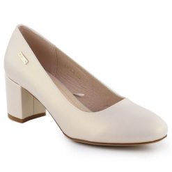 Czółenka na słupku perłowe beżowe Sergio Leone PB178. Białe czółenka damskie Sergio Leone, bez wzorów, ze skóry ekologicznej, bez obcasa, na słupku, bez zapięcia. Za 119.99 zł.