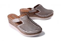 ARTIKER RELAKS 56C0937 szare, klapki damskie. Szare klapki damskie Artiker Relaks, na lato, bez wzorów, bez obcasa, na koturnie, bez zapięcia. Za 167.93 zł.