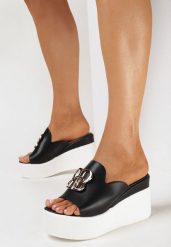 Czarne Klapki na Wysokiej Platformie z Metalową Klamrą Noclla. Czarne klapki damskie Born2be, bez wzorów, bez obcasa, na koturnie, bez zapięcia. Za 109.99 zł.