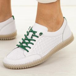 Białe ażurowe skórzane półbuty damskie Vinceza 79598. Białe półbuty damskie VINCEZA, na jesień, w ażurowe wzory, z jeansu, casualowe, z okrągłym noskiem, bez obcasa, na płaskiej podeszwie, bez zapięcia. Za 249.00 zł.