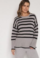 Czarno-Szary Sweter o Kroju Oversize z Motywem Pasków Irtusa. Czarne swetry nierozpinane damskie Born2be, bez wzorów, z jeansu, bez kołnierzyka, bez ramiączek. Za 79.99 zł.