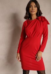 Czerwona Koktajlowa Sukienka o Dopasowanym Kroju z Kokardą na Ramieniu Innathia. Czerwone sukienki damskie Renee, m, bez wzorów, z koronki, eleganckie, bez kołnierzyka, bez ramiączek, midi, dopasowane. Za 69.99 zł.
