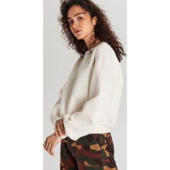 Bluza z balonowymi rękawami - Kremowy. Białe bluzy damskie Cropp, l, bez wzorów, bez ramiączek, bez kaptura. Za 69.99 zł.