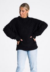 Czarny Krótki Sweter z Pomponikami. Czarne swetry nierozpinane damskie Figl, uniwersalny, bez wzorów, z materiału, bez kołnierzyka, bez ramiączek. Za 232.90 zł.