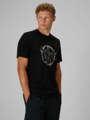 4F T-shirt regular z nadrukiem męski - czarny L. Czarne t-shirty męskie 4F, l, bez wzorów, z bawełny, bez kołnierzyka, bez ramiączek. Za 69.99 zł.