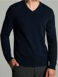 Sweter z dekoltem w serek - granatowy. Niebieskie swetry męskie Sinsay, l, bez wzorów, bez kołnierzyka, bez ramiączek. Za 39.99 zł.
