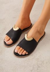 Czarne Klapki VICES Ozdobione Wycięciami i Metaliczną Aplikacją Genereida. Czarne klapki damskie Renee, z aplikacjami, bez obcasa, na płaskiej podeszwie, bez zapięcia. Za 79.99 zł.